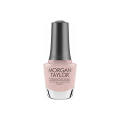 Frasco de esmalte tradicional Morgan Taylor Prim-Rose And Proper, color Rosas acabado Cream, 15 ml, sobre fondo blanco