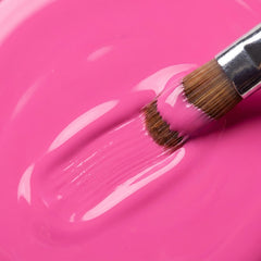 Primer plano del pincel con esmalte tradicional Morgan Taylor B-Girl Style, color Rosas acabado Cream, textura del color