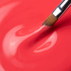 Primer plano del pincel con esmalte tradicional Morgan Taylor Hip Hot Coral, color Rojos acabado Cream, textura del color