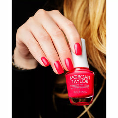 Manicura con esmalte tradicional Morgan Taylor Hip Hot Coral, color Rojos acabado Cream