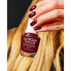 Manicura con esmalte tradicional Morgan Taylor Looking For a Wingman, color Borgoñas acabado Cream