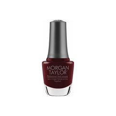 Frasco de esmalte tradicional Morgan Taylor Looking For a Wingman, color Borgoñas acabado Cream, 15 ml, sobre fondo blanco