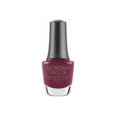 Frasco de esmalte tradicional Morgan Taylor Figure 8s & Heartbreaks, color Borgoñas acabado Cream, 15 ml, sobre fondo blanco