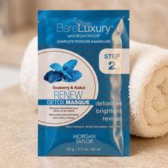 Mano sosteniendo tratamiento Morgan Taylor Renew Seaberry & Kukui
