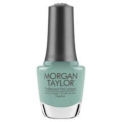 Frasco oficial Morgan Taylor Sea Foam, envase alto de vidrio con tapa gunmetal y etiqueta negra Professional Nail Lacquer, esmalte tradicional verde menta cremoso, 15 ml, sobre fondo blanco