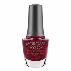 Frasco oficial Morgan Taylor Good Gossip, envase alto de vidrio con tapa gunmetal y etiqueta negra Professional Nail Lacquer, esmalte tradicional rojo con shimmer, 15 ml, sobre fondo blanco