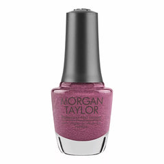 Frasco oficial Morgan Taylor Samurai, envase alto de vidrio con tapa gunmetal y etiqueta negra Professional Nail Lacquer, esmalte tradicional ciruela con shimmer, 15 ml, sobre fondo blanco