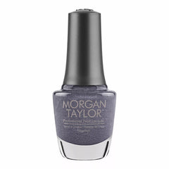 Frasco oficial Morgan Taylor Midnight Caller, envase alto de vidrio con tapa gunmetal y etiqueta negra Professional Nail Lacquer, esmalte tradicional gris pizarra, 15 ml, sobre fondo blanco