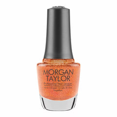 Frasco oficial Morgan Taylor Sunrise And The City, envase alto de vidrio con tapa gunmetal y etiqueta negra Professional Nail Lacquer, esmalte tradicional naranja con shimmer, 15 ml, sobre fondo blanco