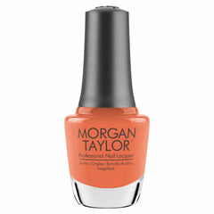 Frasco oficial Morgan Taylor Sweet Morning Dew, envase alto de vidrio con tapa gunmetal y etiqueta negra Professional Nail Lacquer, esmalte tradicional coral cremoso, 15 ml, sobre fondo blanco