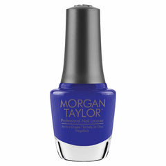Frasco oficial Morgan Taylor Making Waves, envase alto de vidrio con tapa gunmetal y etiqueta negra Professional Nail Lacquer, esmalte tradicional azul brillante cremoso, 15 ml, sobre fondo blanco