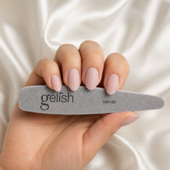 Mano sosteniendo lima Gelish 100/180 Grit Buffer