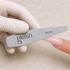 Lima Gelish 150/150 Grit File en uso durante la aplicación