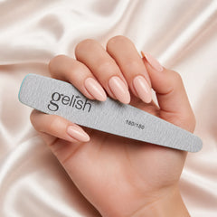 Mano sosteniendo lima Gelish 180/180 Grit File