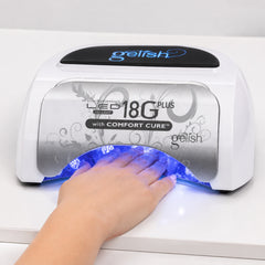 Lámpara LED Gelish 18G Plus LED Light with Comfort Cure en uso durante la aplicación