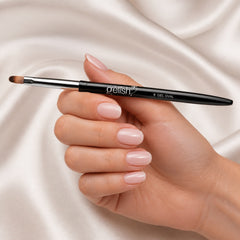 Mano sosteniendo pincel Gelish #6 Gel Oval Brush