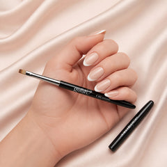 Mano sosteniendo pincel Gelish #6 Gel Square Brush