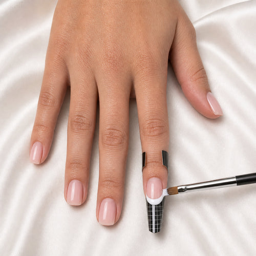 Pincel Gelish #7 Gel Square Brush en uso durante la aplicación