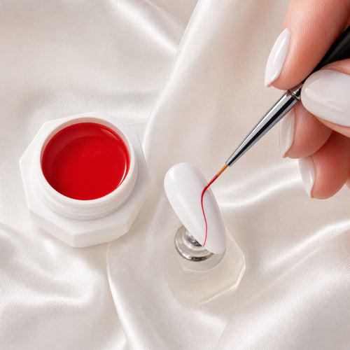 Gelish Art Form Essential Color Gel Kit 6 x en uso durante la aplicación
