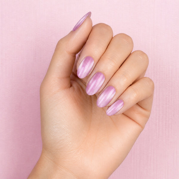 Esmalte en gel Gelish Cat Eye Pure Velvet Irresistible Force, color Rosas acabado Cat-eye en uso durante la aplicación