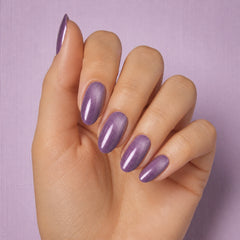 Esmalte en gel Gelish Cat Eye Pure Velvet Pull Me In, color Morados acabado Cat-eye en uso durante la aplicación
