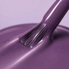Detalle de esmalte en gel Gelish Cat Eye Pure Velvet Pull Me In, color Morados acabado Cat-eye