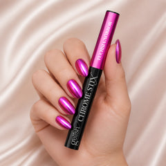 Mano sosteniendo pigmento chrome Gelish Chrome Stix Fuchsia Mirror