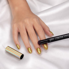 Pigmento chrome Gelish Chrome Stix Gold Holographic en uso durante la aplicación