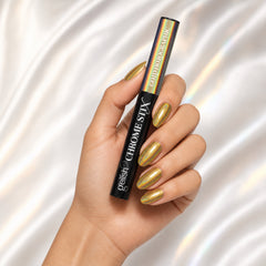 Mano sosteniendo pigmento chrome Gelish Chrome Stix Gold Holographic