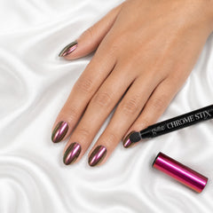 Pigmento chrome Gelish Chrome Stix Magenta Chameleon en uso durante la aplicación