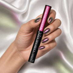 Mano sosteniendo pigmento chrome Gelish Chrome Stix Magenta Chameleon