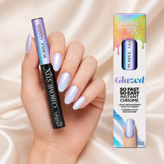Mano sosteniendo pigmento chrome Gelish Chrome Stix Purple Glazed