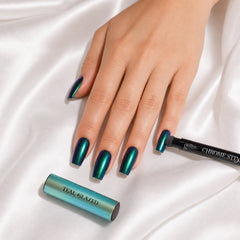 Pigmento chrome Gelish Chrome Stix Teal Glazed en uso durante la aplicación