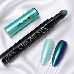 Detalle de pigmento chrome Gelish Chrome Stix Teal Glazed