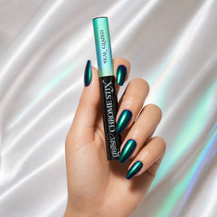 Mano sosteniendo pigmento chrome Gelish Chrome Stix Teal Glazed