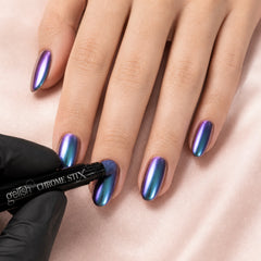Pigmento chrome Gelish Chrome Stix Violet Chameleon en uso durante la aplicación
