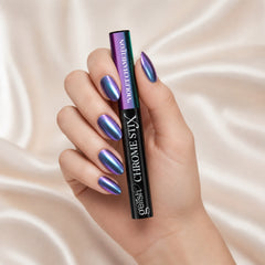 Mano sosteniendo pigmento chrome Gelish Chrome Stix Violet Chameleon
