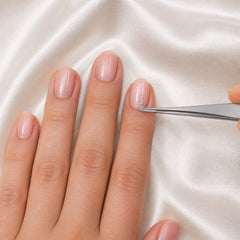 Accesorio Gelish Curve Pincher & Tweezers 2 en 1 en uso durante la aplicación