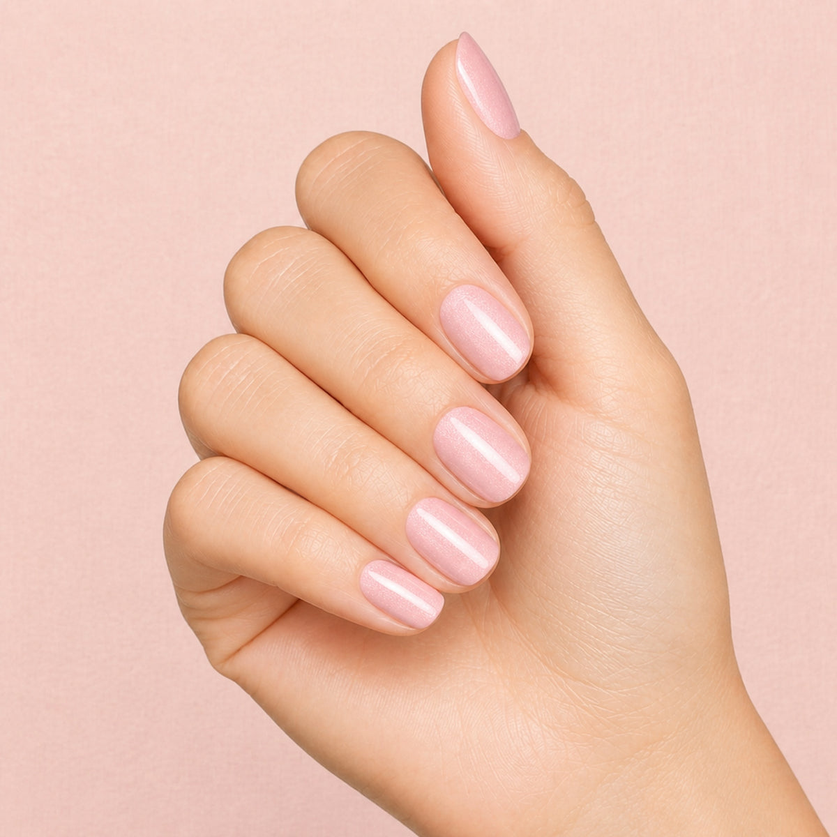 Esmalte en gel Gelish Follow The Petals, color Rosas acabado Shimmer en uso durante la aplicación