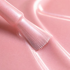 Detalle de esmalte en gel Gelish Follow The Petals, color Rosas acabado Shimmer