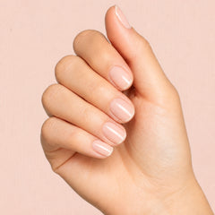 Base coat Gelish Foundation Flex Clear en uso durante la aplicación