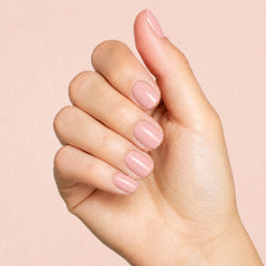 Base coat Gelish Foundation Flex Cover Beige en uso durante la aplicación