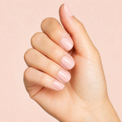 Base coat Gelish Foundation Flex Light Nude en uso durante la aplicación