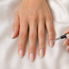Pincel Gelish Gel Striper Brush en uso durante la aplicación