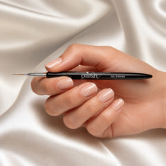 Mano sosteniendo pincel Gelish Gel Striper Brush