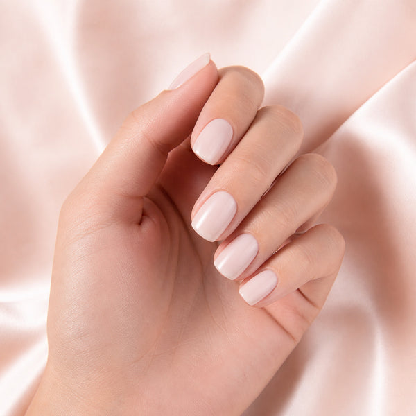 Esmalte en gel Gelish Heaven Sent, color Blancos acabado Cream en uso durante la aplicación