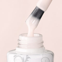 Detalle de esmalte en gel Gelish Heaven Sent, color Blancos acabado Cream