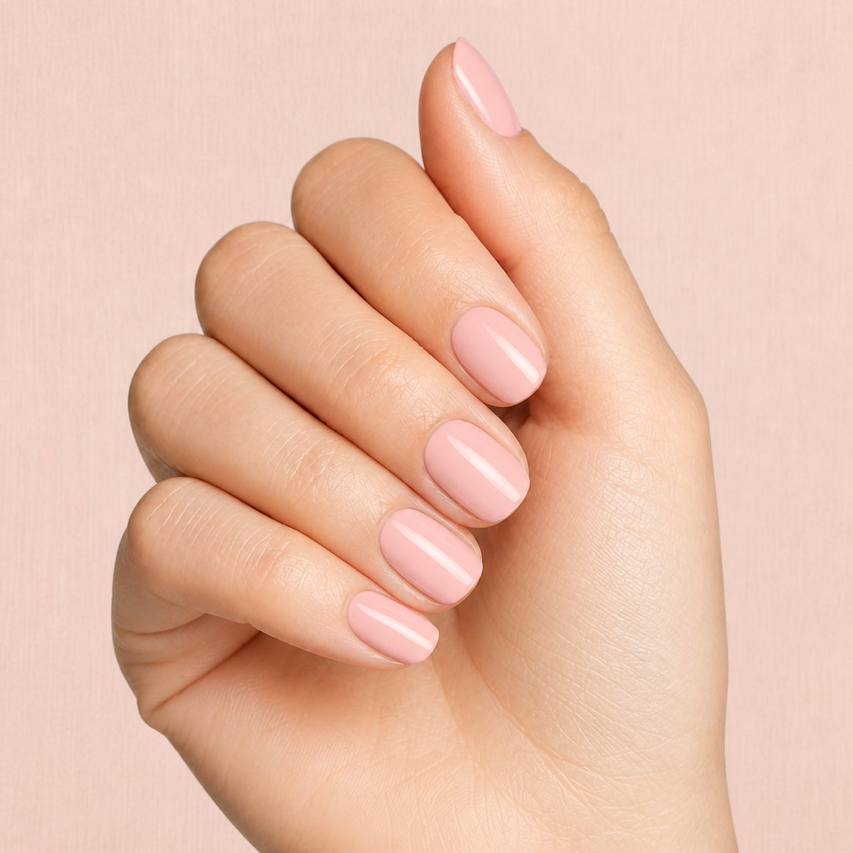 Esmalte en gel Gelish I Feel Flower-Ful, color Rosas acabado Cream en uso durante la aplicación