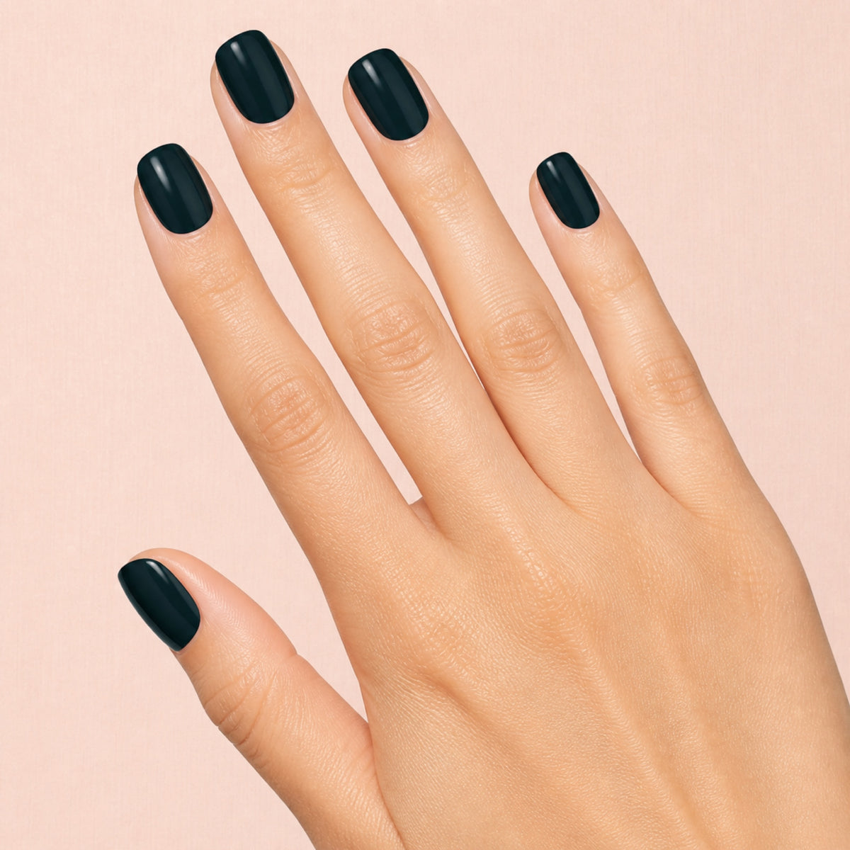 Esmalte en gel Gelish I'm No Stranger To Love, color Negros acabado Cream en uso durante la aplicación