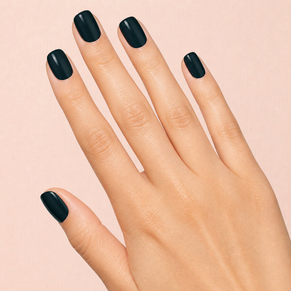 Esmalte en gel Gelish I'm No Stranger To Love, color Negros acabado Cream en uso durante la aplicación